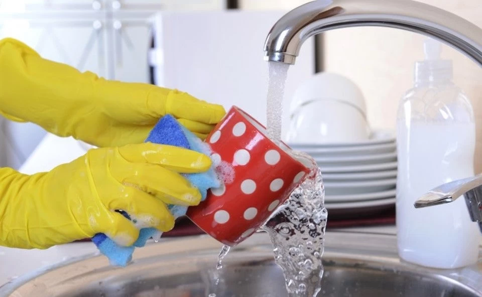 Κάθε πότε πρέπει να αλλάζουμε το σφουγγαράκι των πιάτων;